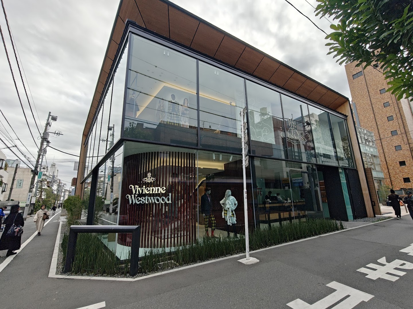 Vivienne Westwood Aoyama: clear storefront view of shop