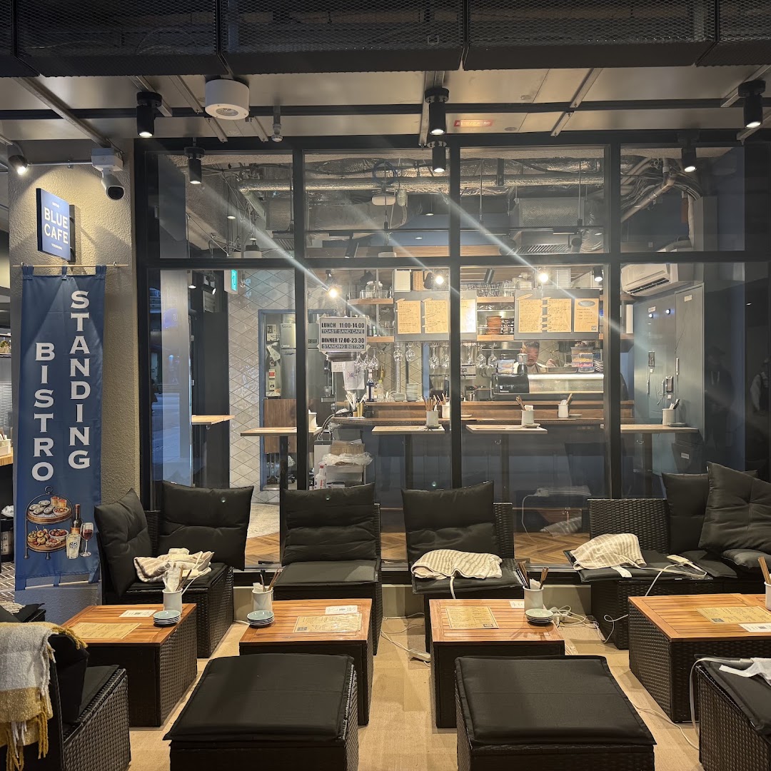 Bistro Blue Cafe: clear, inviting view of venue