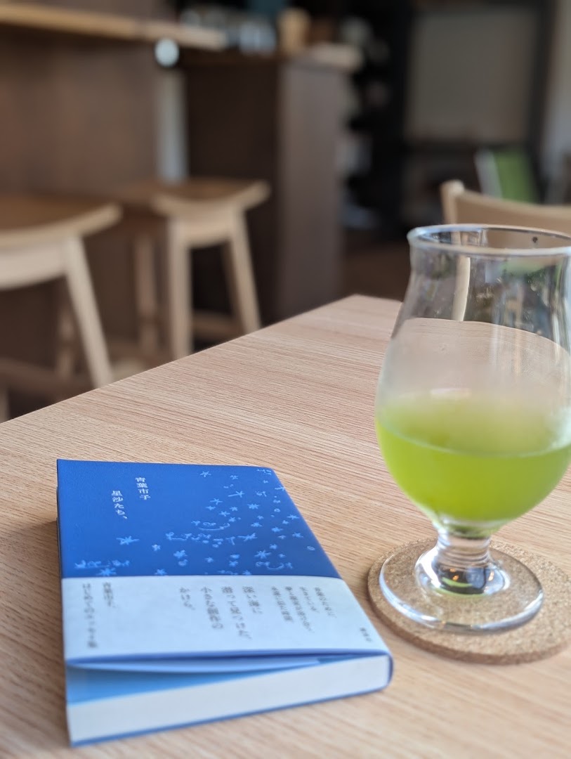 bookpond: inviting atmosphere with shop products