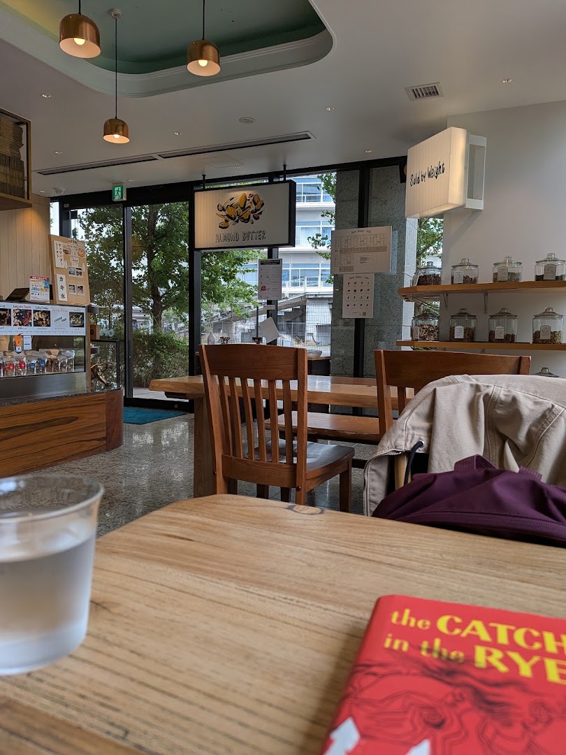 Groovy Nuts Cafe: clear, inviting interior atmosphere