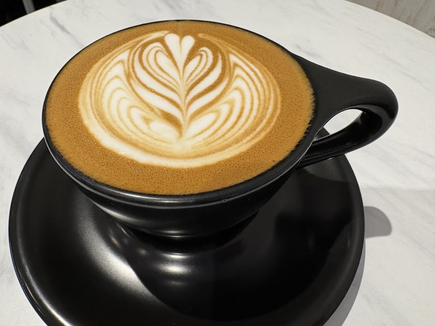 Swell Coffee Roasters Lab: high quality latte art photo