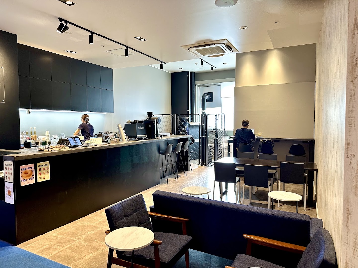 Swell Coffee Roasters Lab: clear view of cafe interior