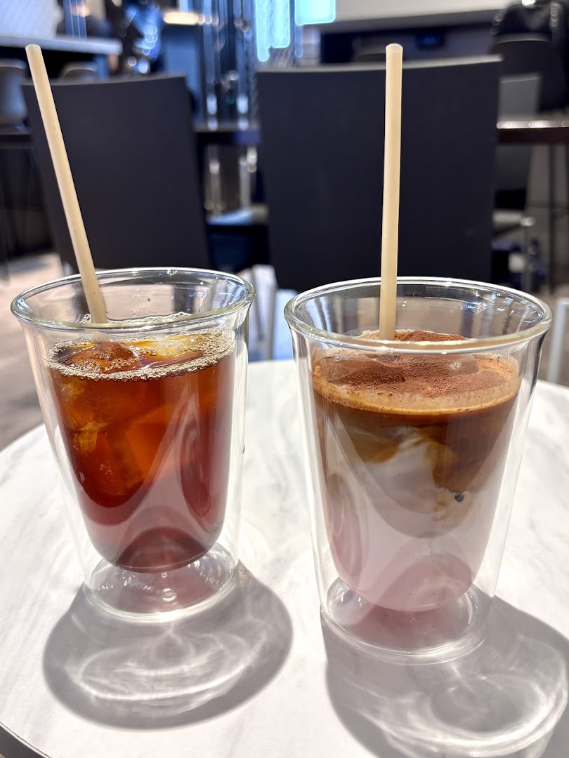Swell Coffee Roasters Lab: appetizing photo of coffee drinks
