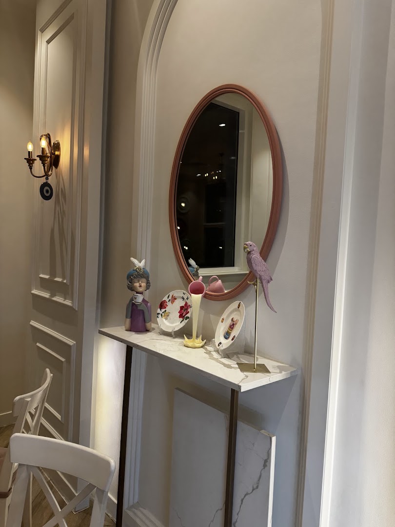 Renee's Cakes: attractive shop interior decor