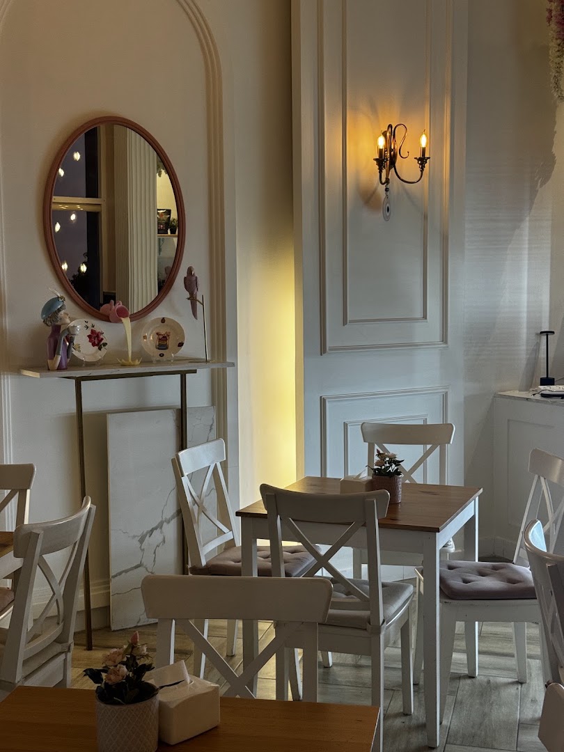 Renee's Cakes: attractive and inviting shop interior