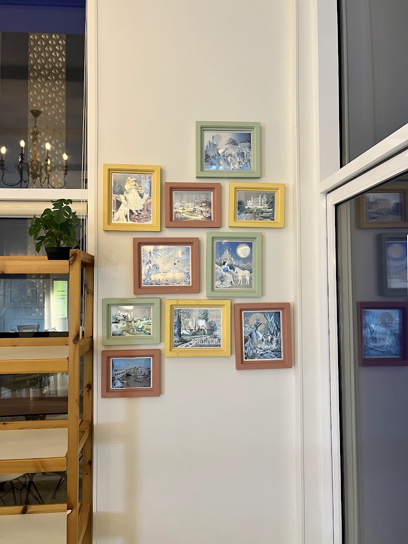 Renee's Cakes: attractive shop interior decor display