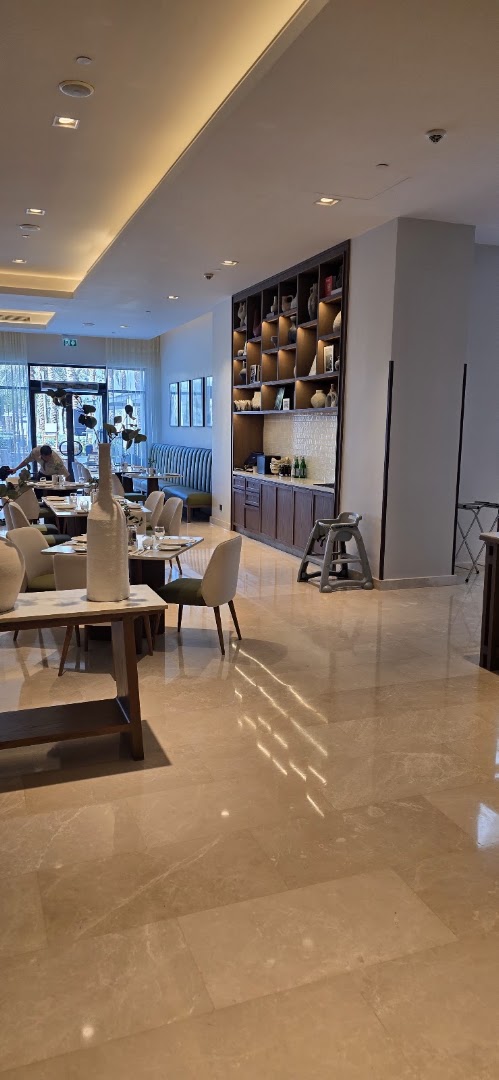 Zenya: clear, inviting interior dining space