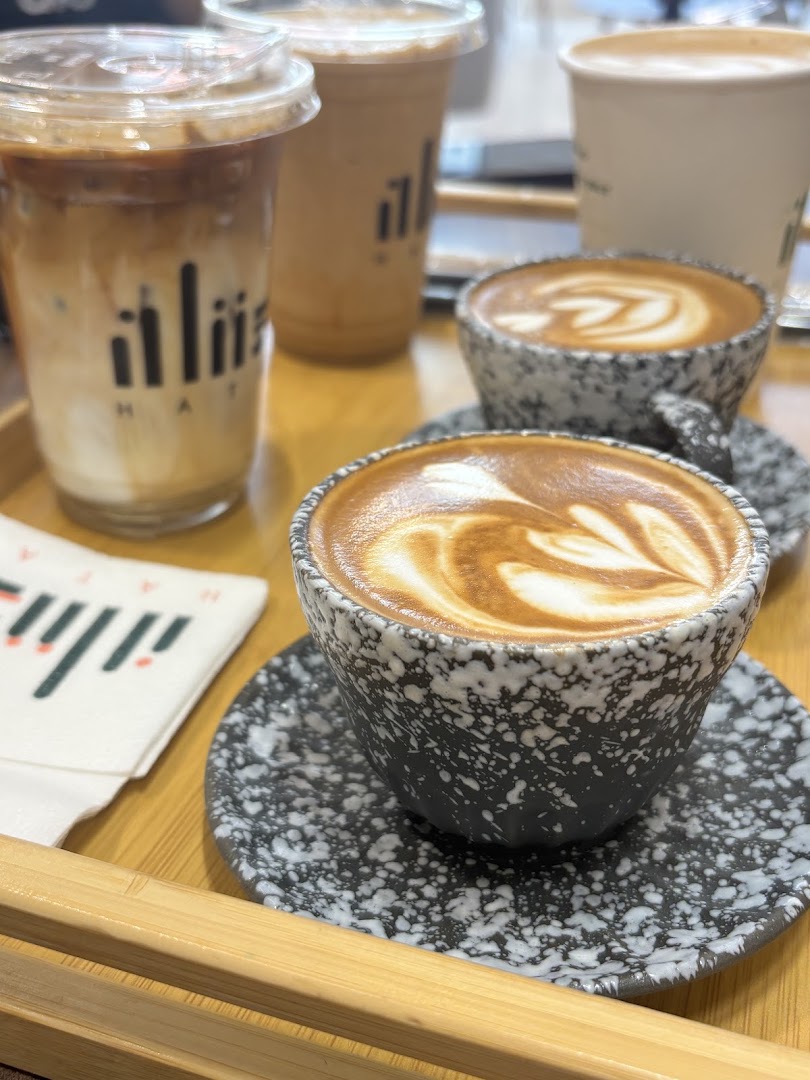 Hatan Coffee: appetizing coffee and branding visible