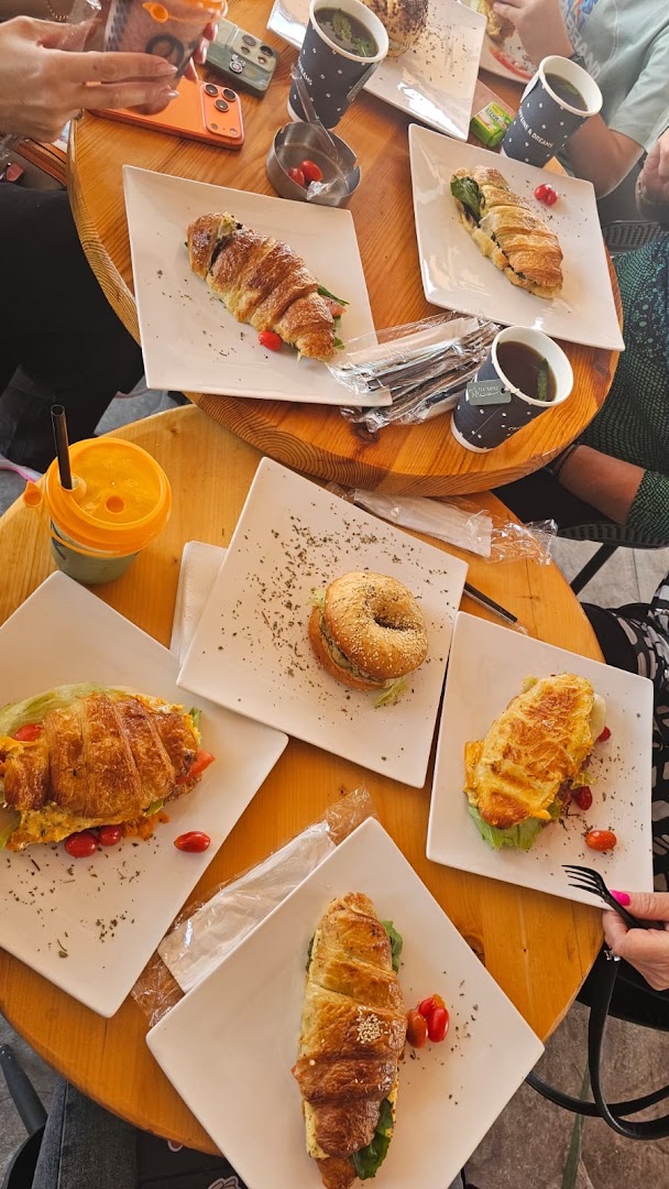 OZ Speciality Coffee: appetizing display of brunch food