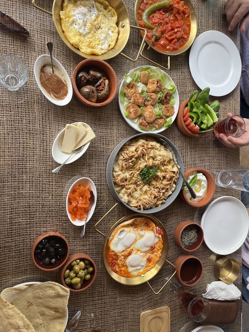 Beit Al Aseelat: appetizing spread of restaurant food
