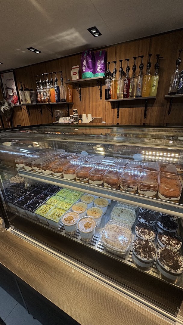Kangaroo's Cafe: clear display of cafe products