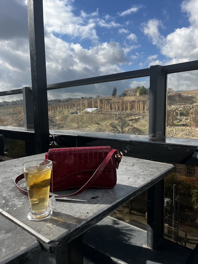 Olive Cafe: beautiful view and inviting atmosphere