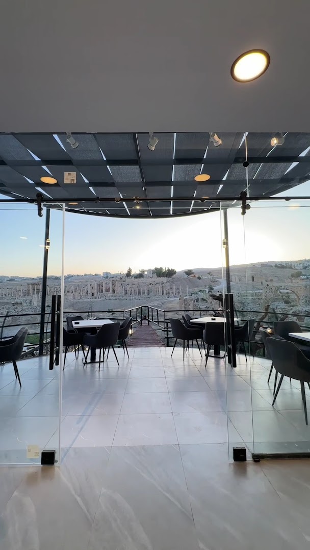 Olive Cafe: beautiful view and inviting atmosphere