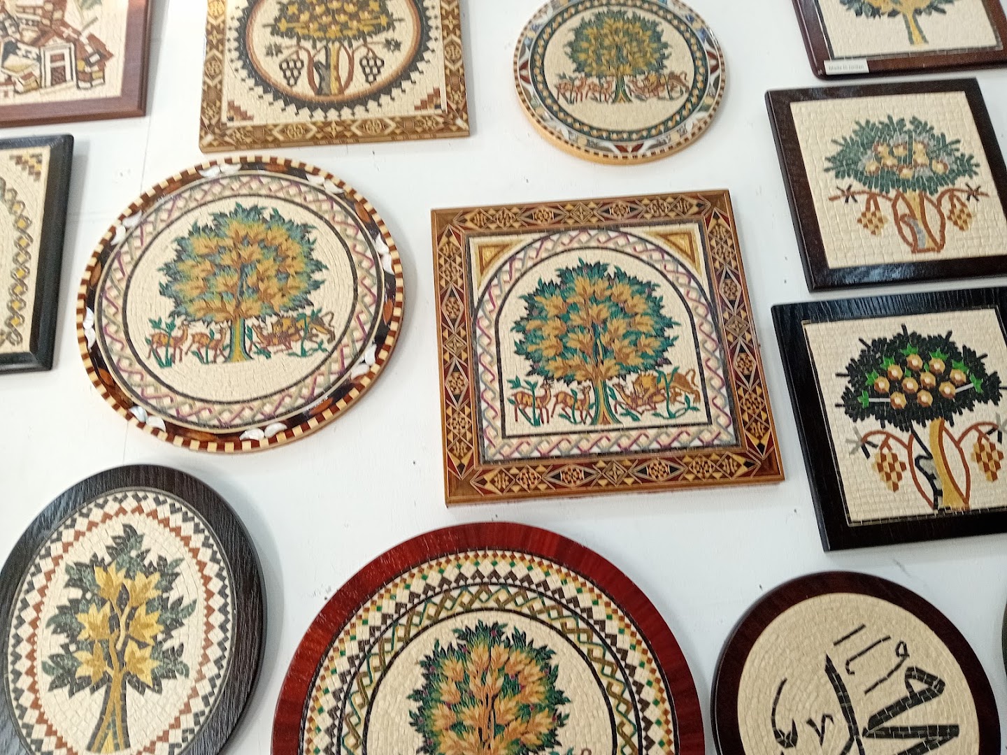 Arabella Workshop for Mosaics: clear display of shop products