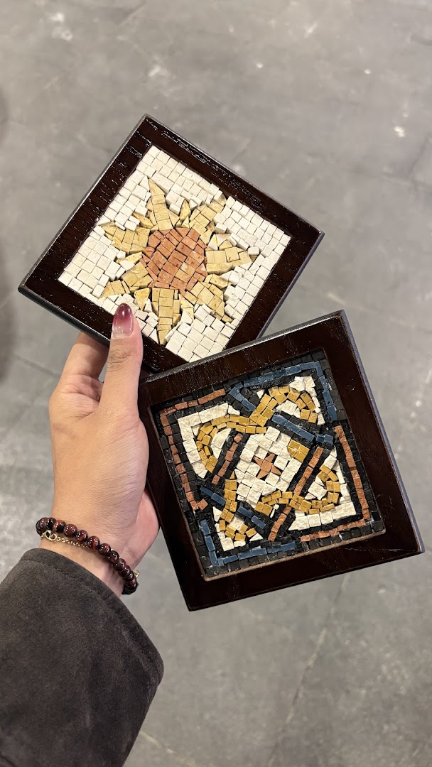 Arabella Workshop for Mosaics: clear display of shop products