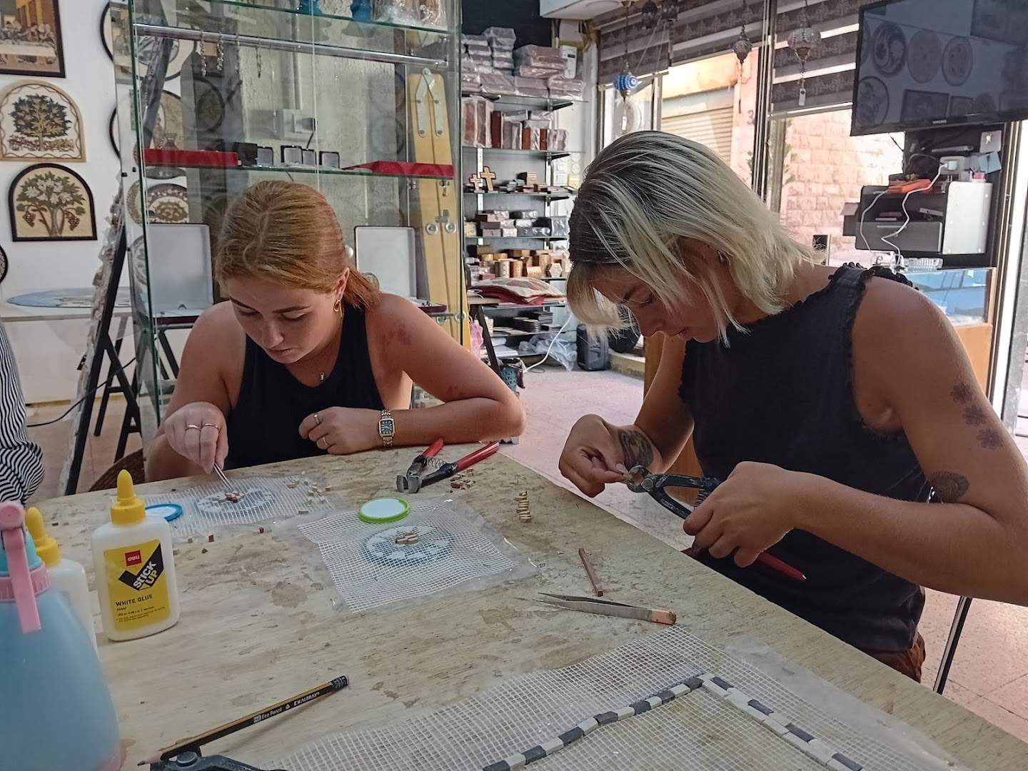 Arabella Workshop for Mosaics: customers engaging with products