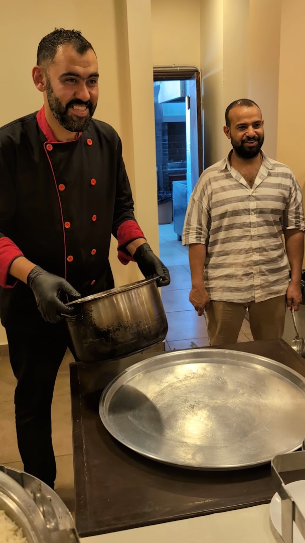 Bawabit Madaba Restaurant & Cafe: professional staff preparing food
