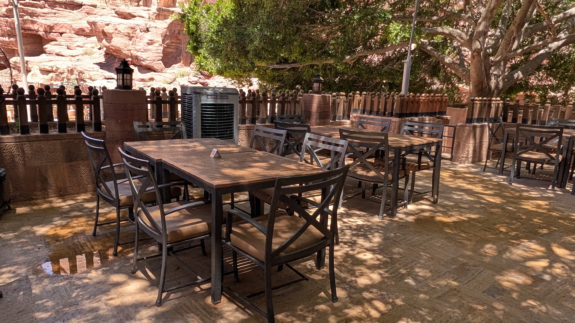 The Basin Restaurant: inviting outdoor dining area