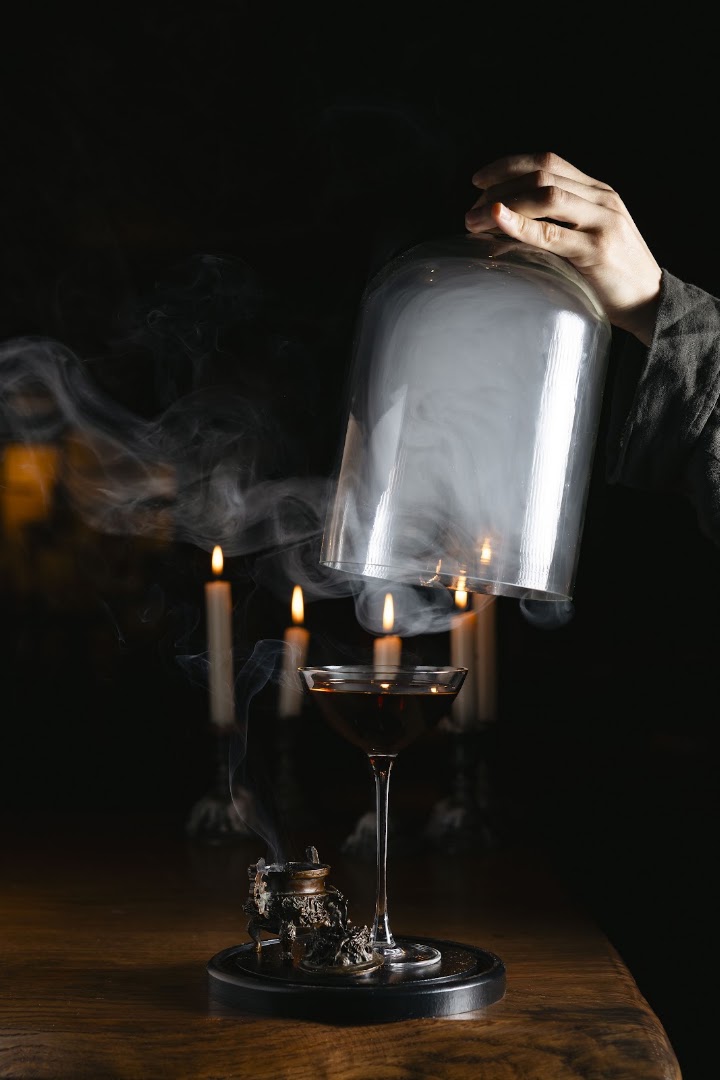 Adept: professional, atmospheric cocktail photography