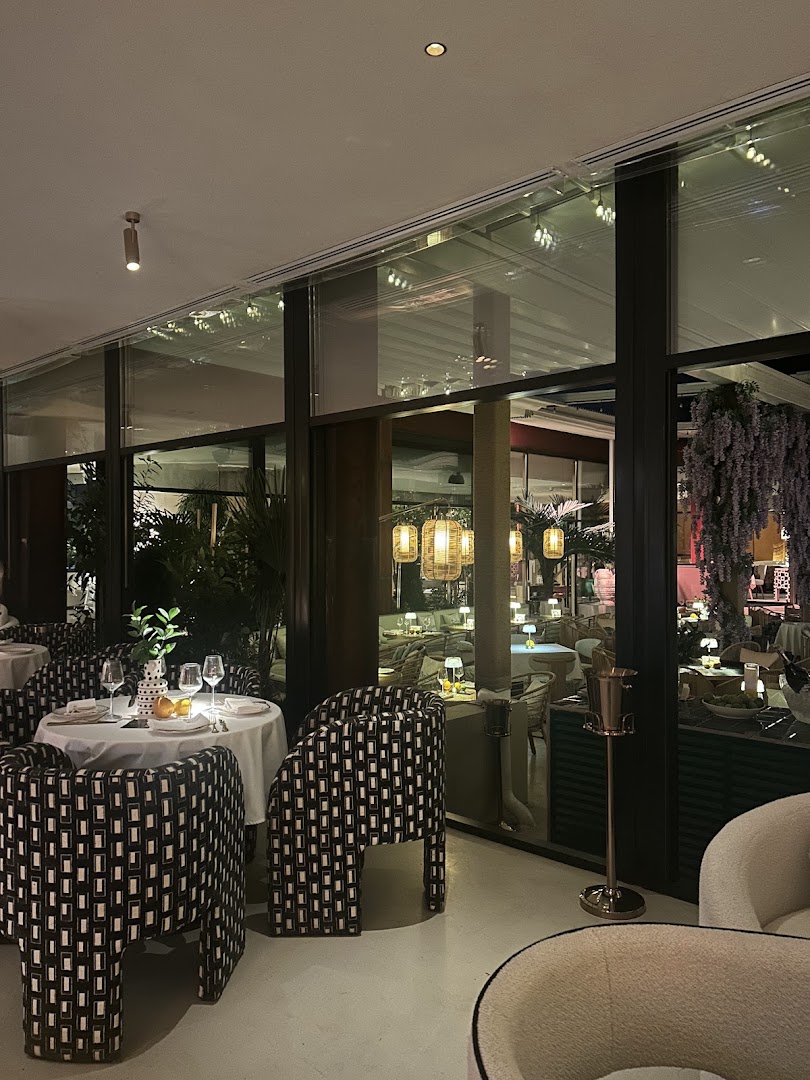 Yug22: inviting and professional restaurant interior