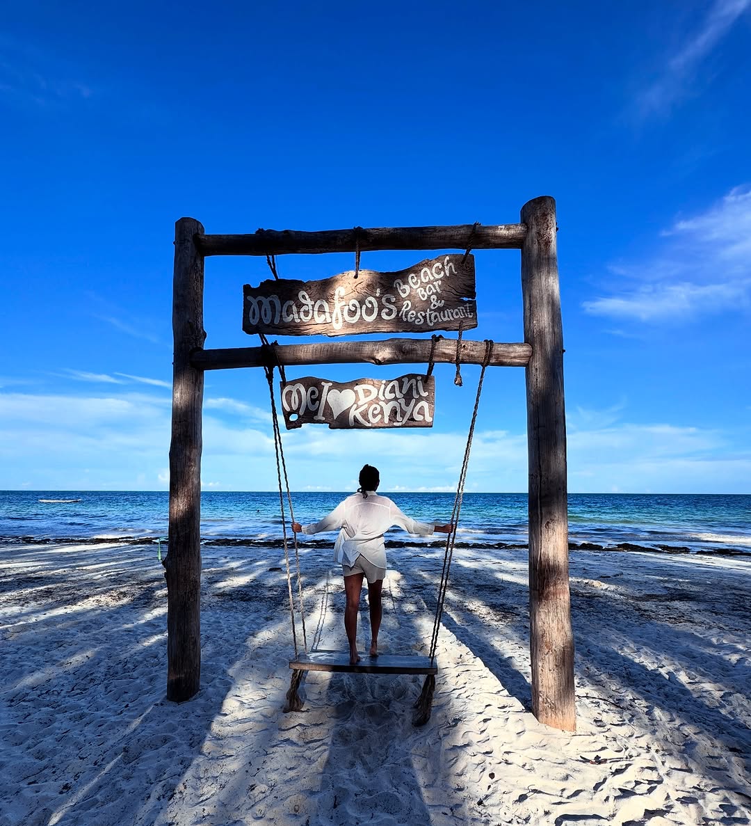 Madafoo's Beach Bar & Restaurant: attractive photo of venue signage
