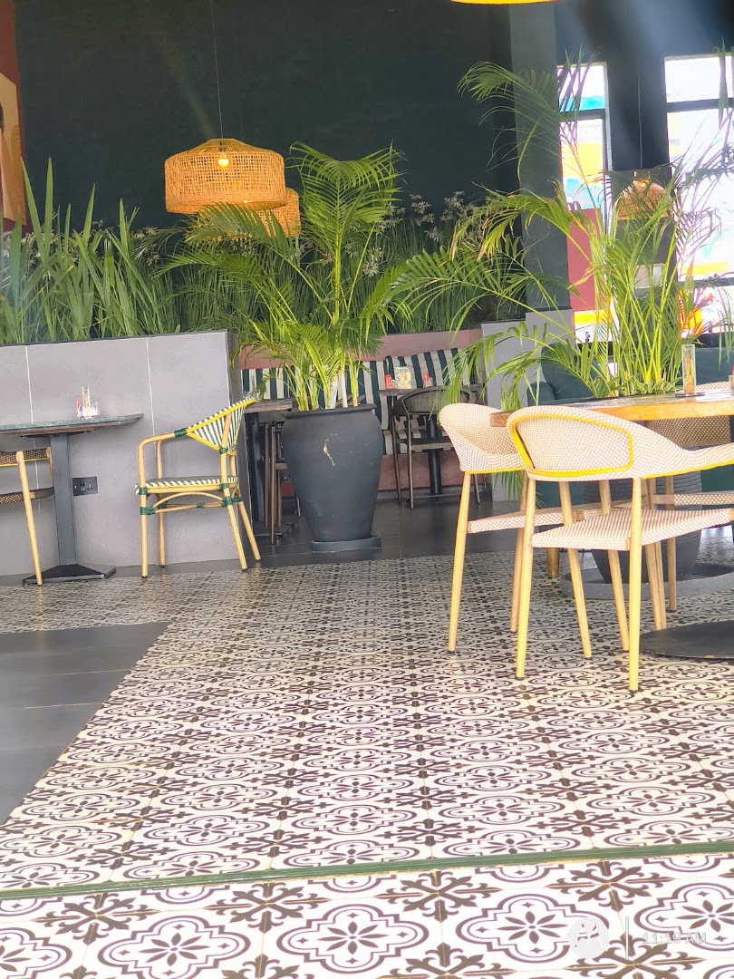 Artcaffé Kisumu: clear, inviting interior atmosphere