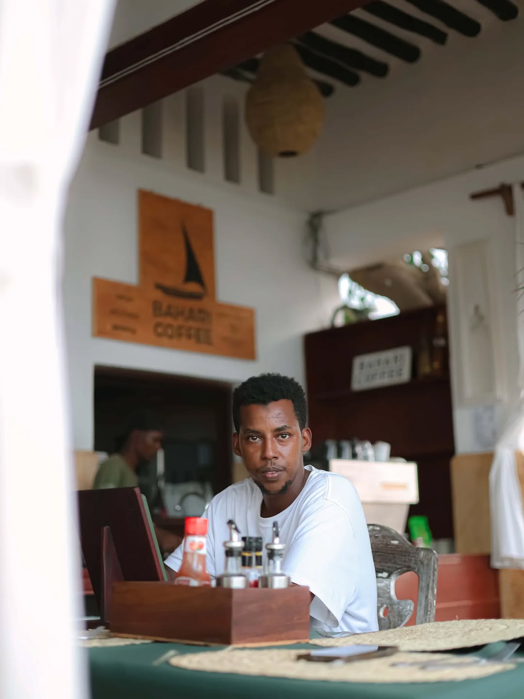 Bahari Coffee: inviting atmosphere with clear branding