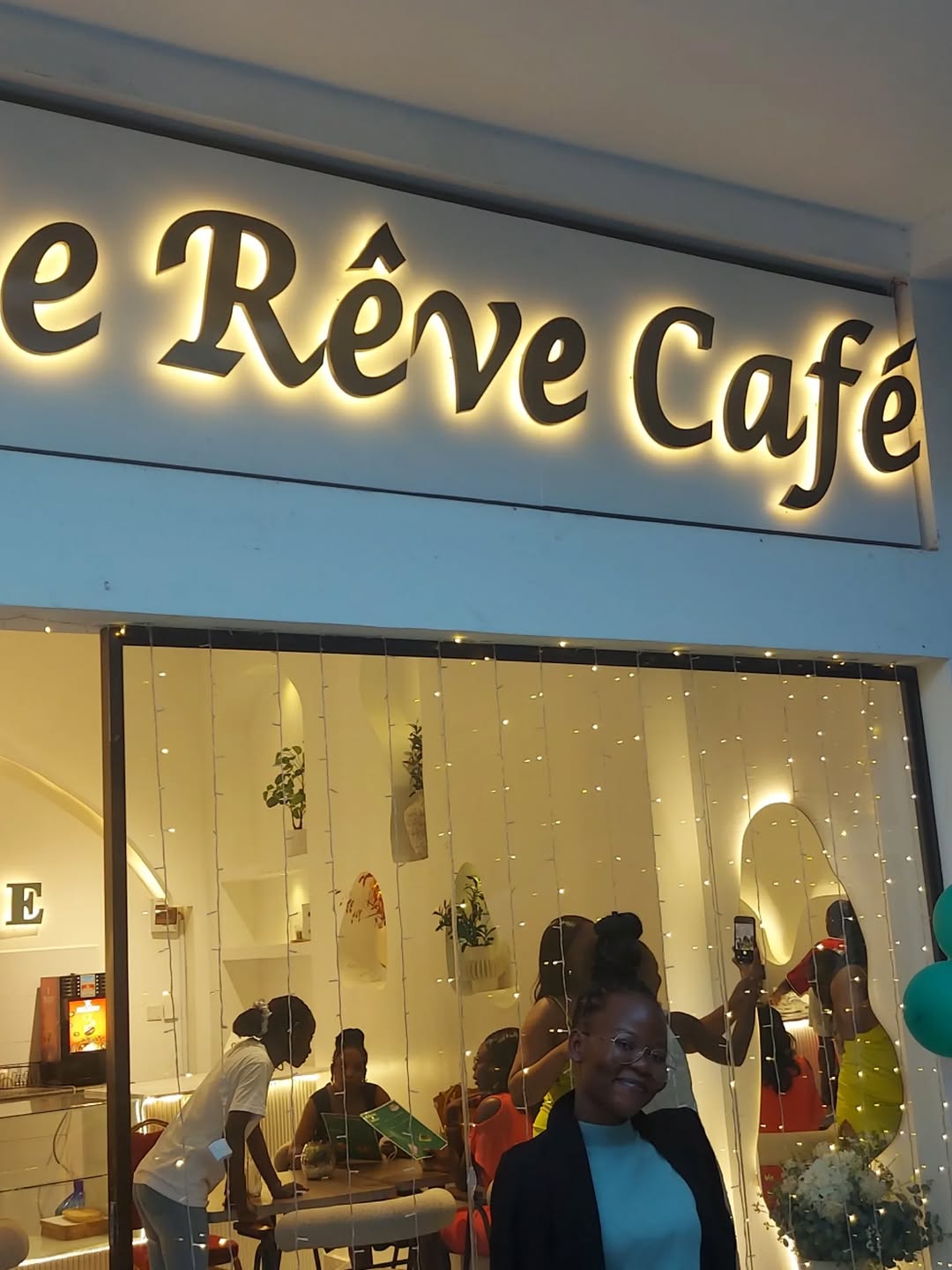 Le Rêve Café: clear storefront showing venue atmosphere