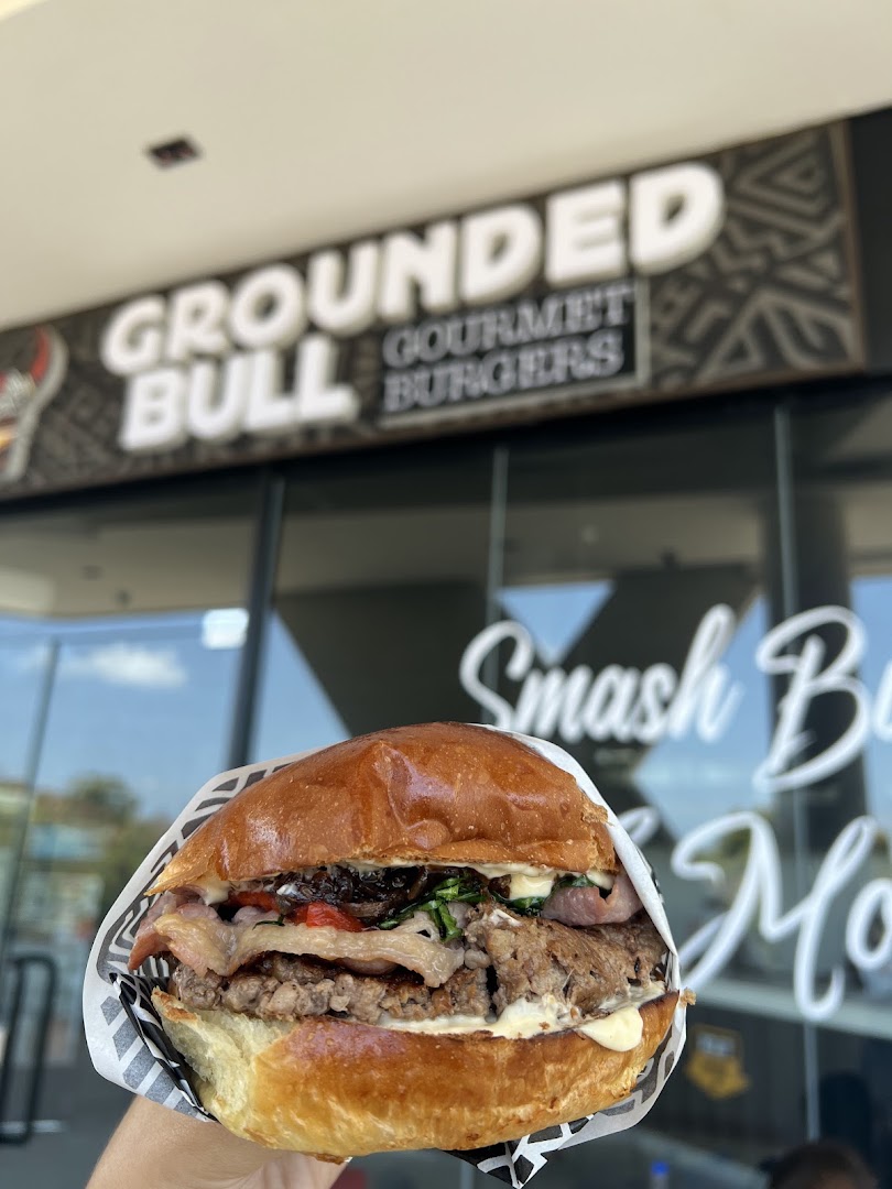 Grounded Bull: appetizing food with clear branding