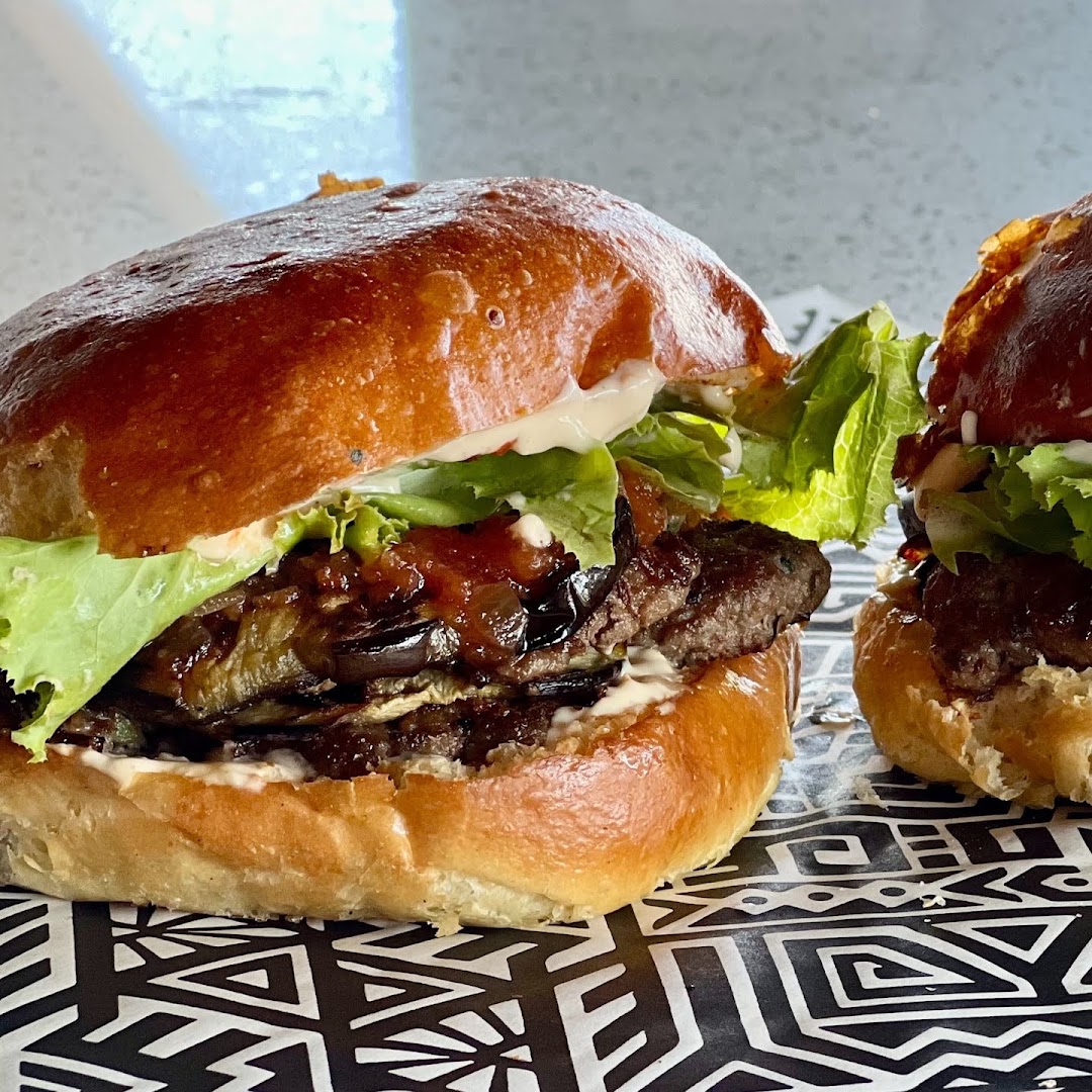 Grounded Bull: appetizing, high-quality food photography