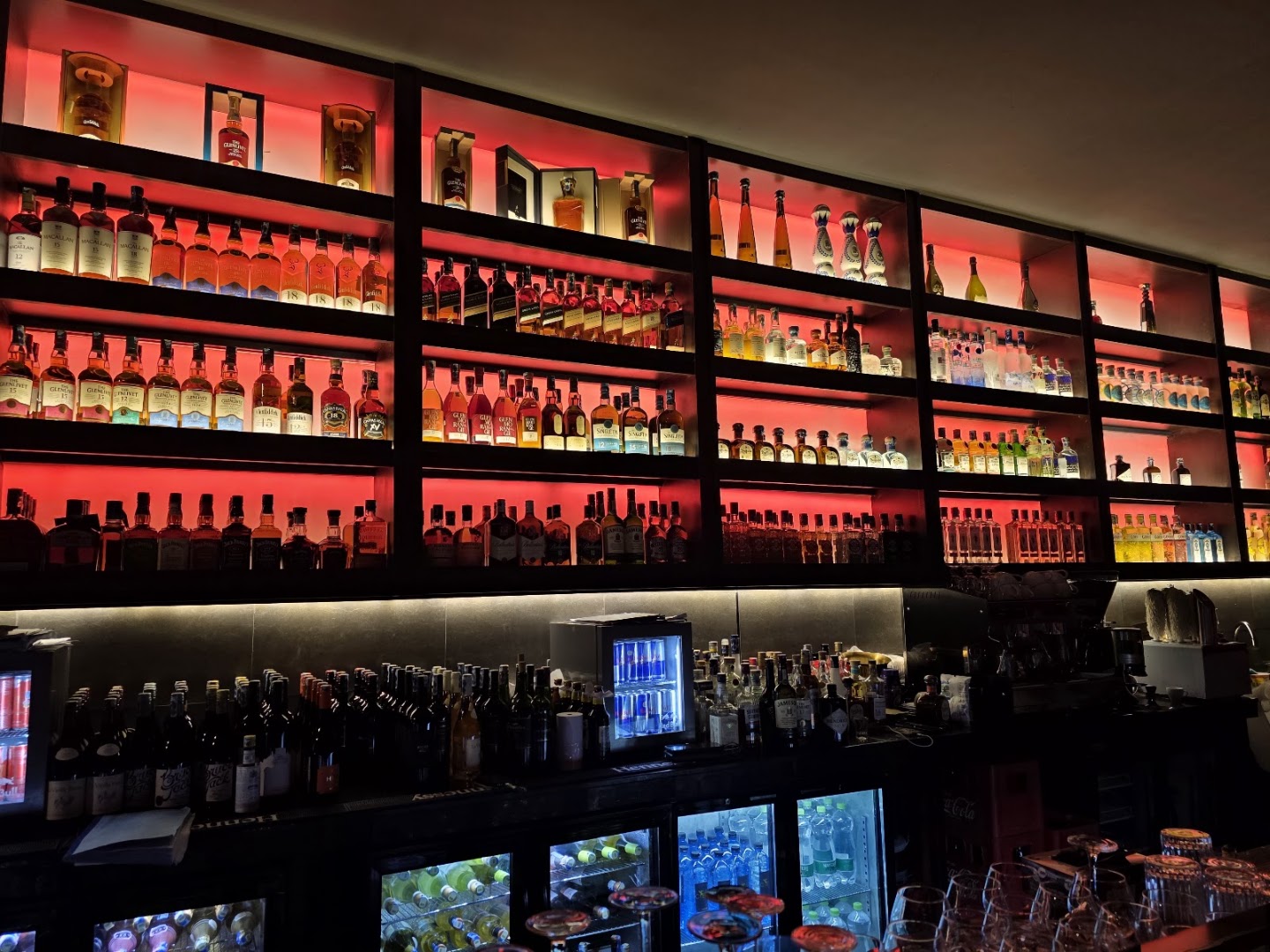 Ciel Lounge: high quality bar interior shot