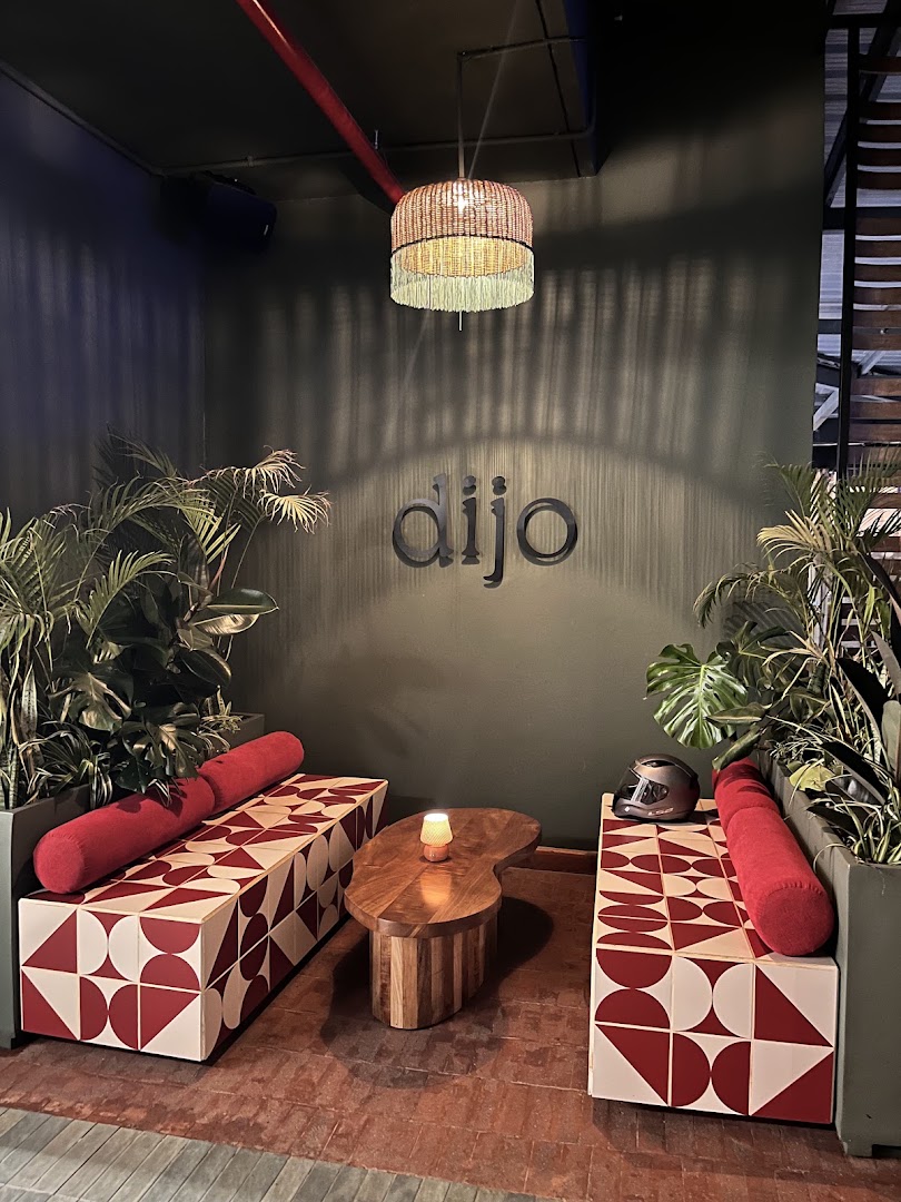 Dijo: attractive, well-lit interior atmosphere
