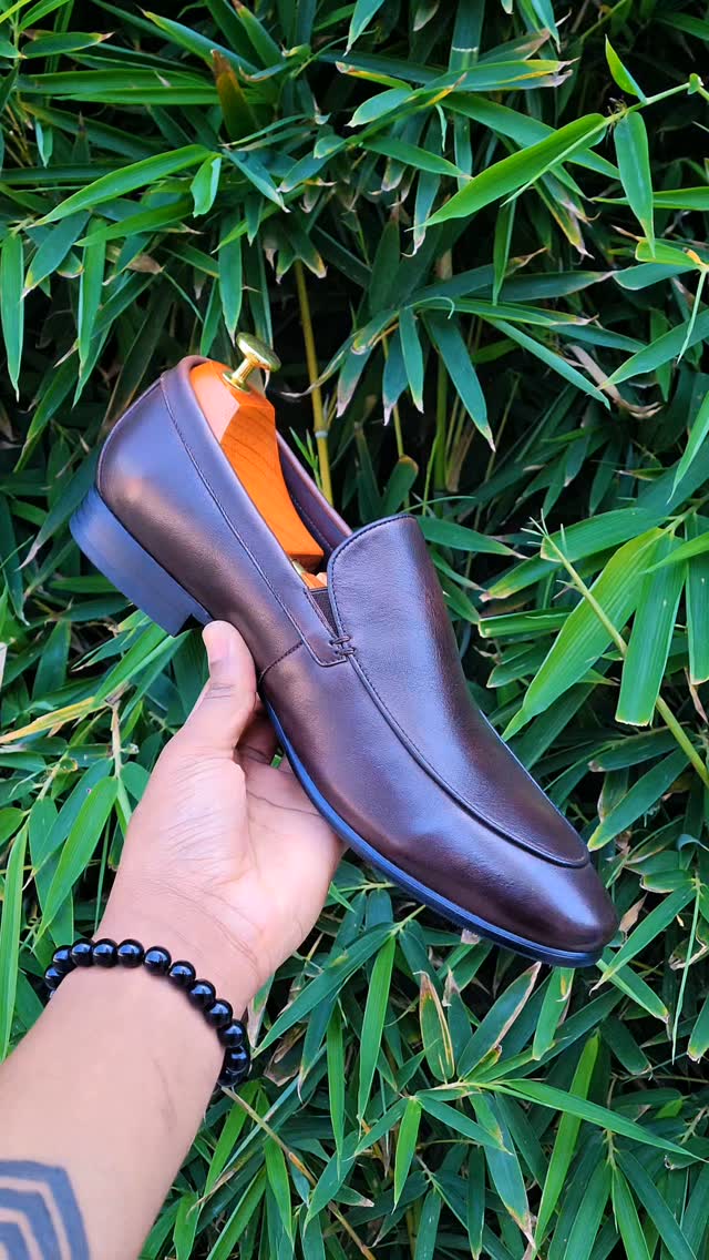 Foremen: clear product photo of shoe
