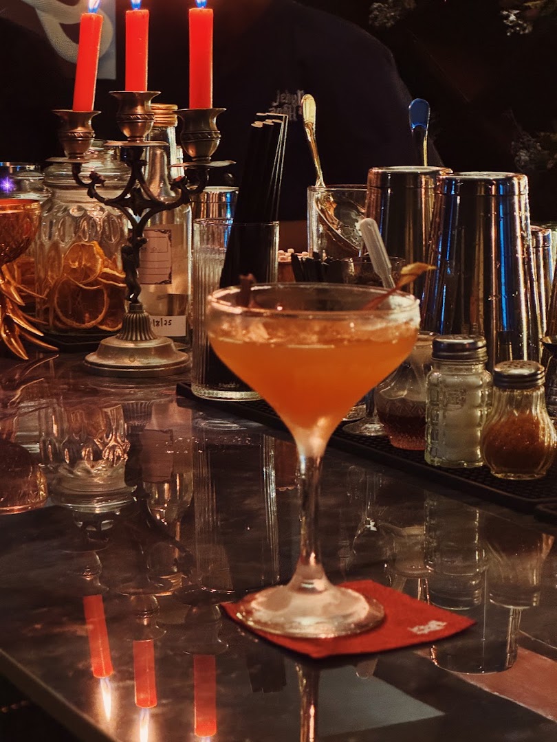 Jekyll & Hyde: atmospheric and professional cocktail shot
