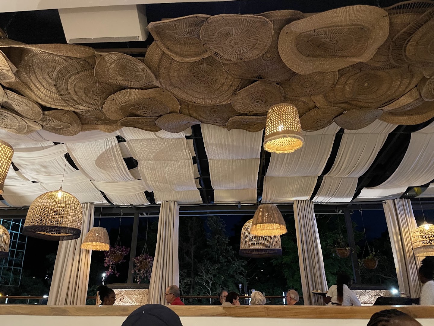 Mythos Taverna: attractive interior atmosphere and decor