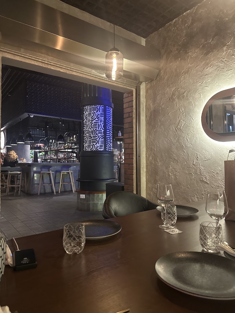 Onza: inviting atmosphere and interior view