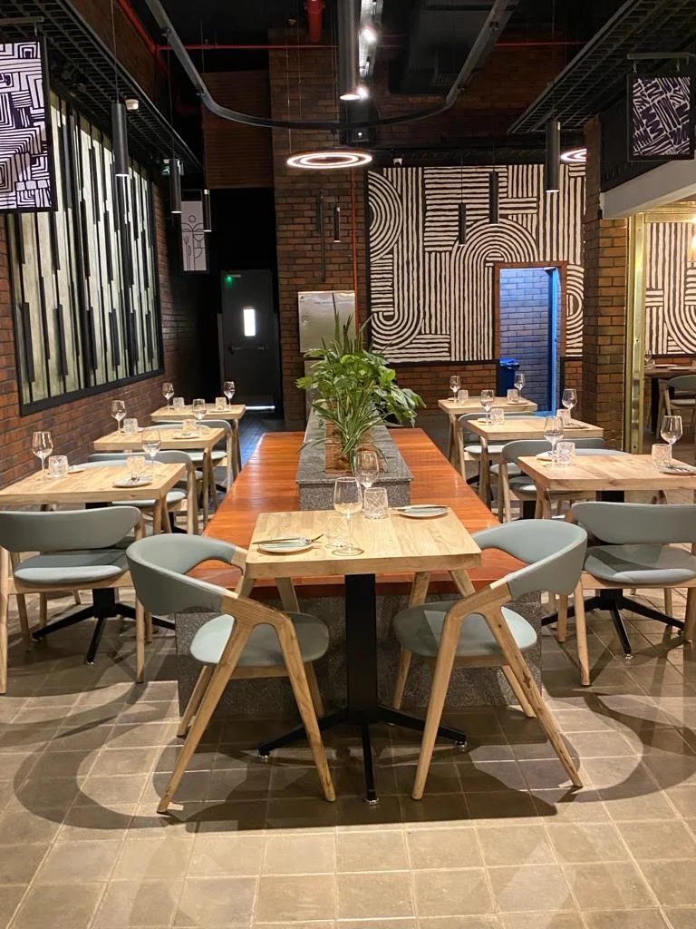 Onza: clear, inviting restaurant interior shot