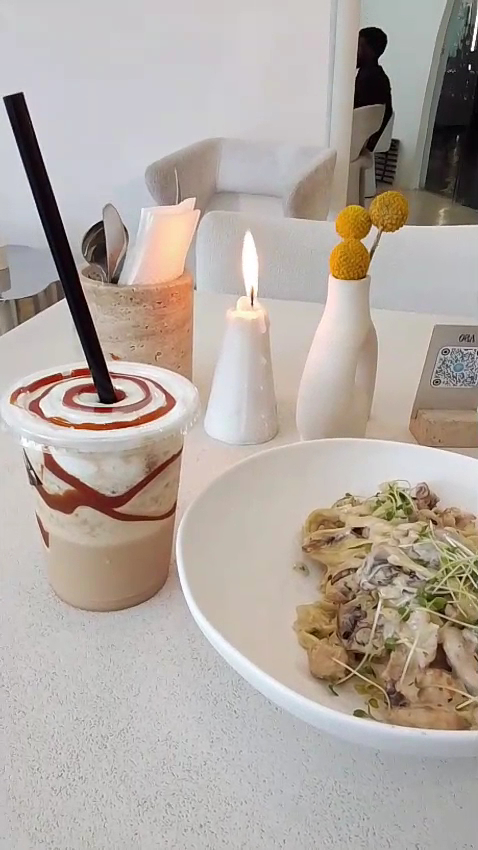 ORA Cafe: appetizing food and drink presentation