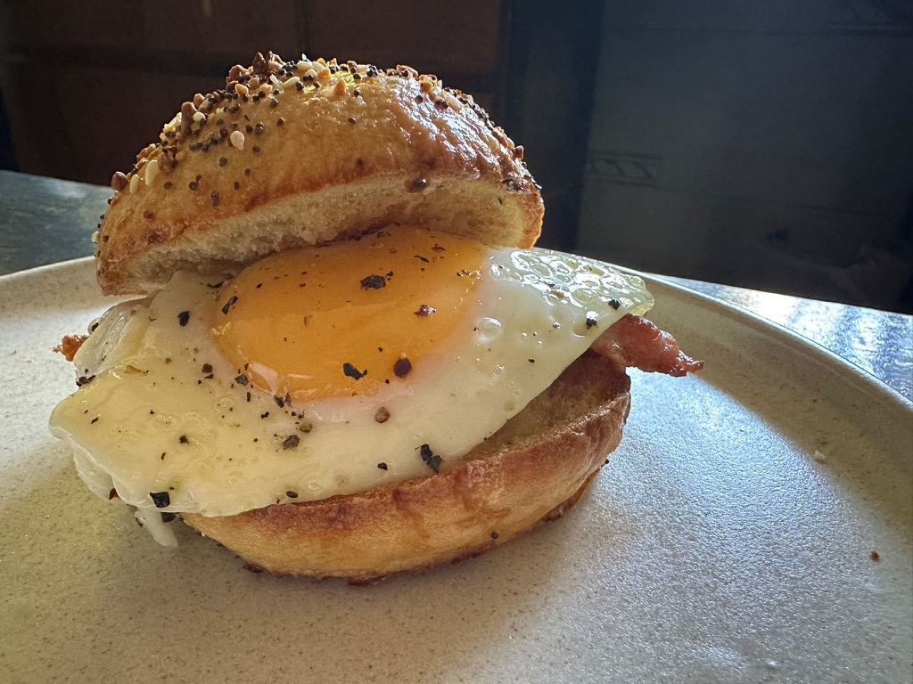 Pickled café & bar: appetizing breakfast sandwich food photo