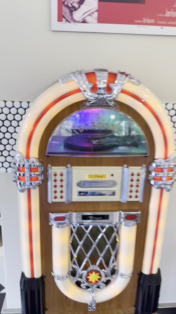 Pop's Diner: classic diner atmosphere and decor