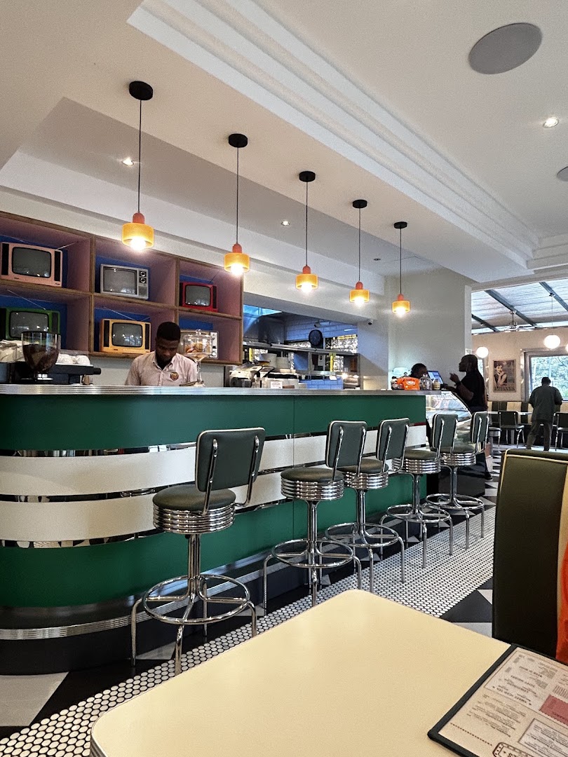 Pop's Diner: clear, professional interior shot
