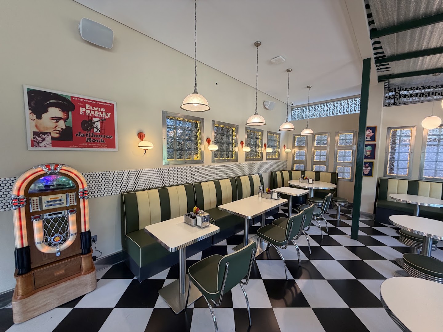 Pop's Diner: clear, inviting interior atmosphere