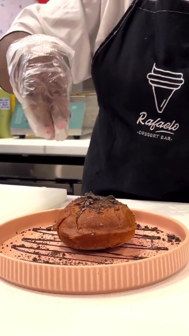 Rafaelo Dessert Bar: food preparation and branding