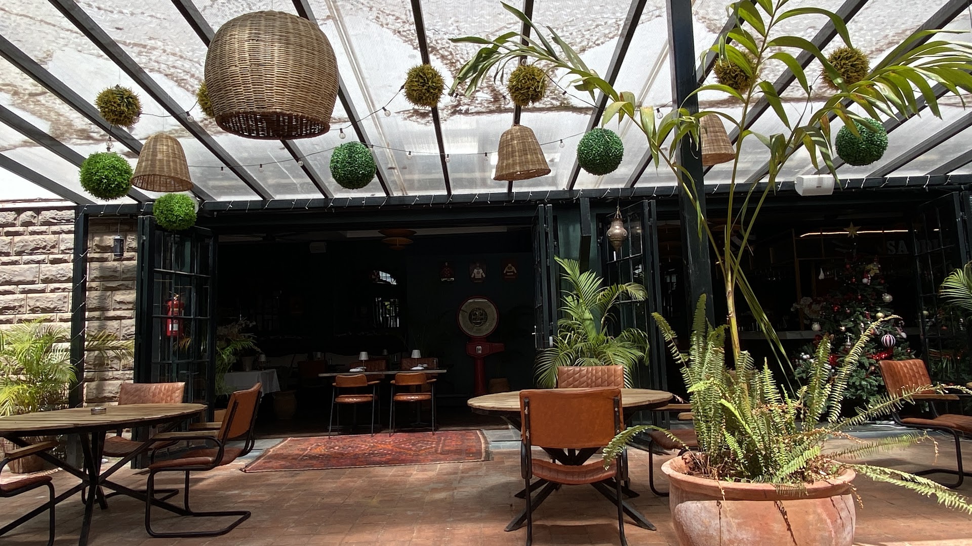 The Saddle & Boot: inviting and well-composed restaurant terrace