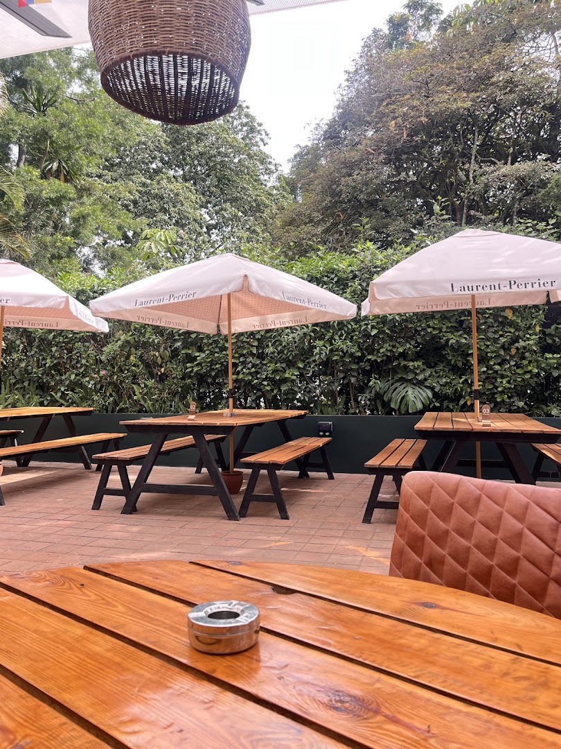 The Saddle & Boot: inviting outdoor terrace atmosphere