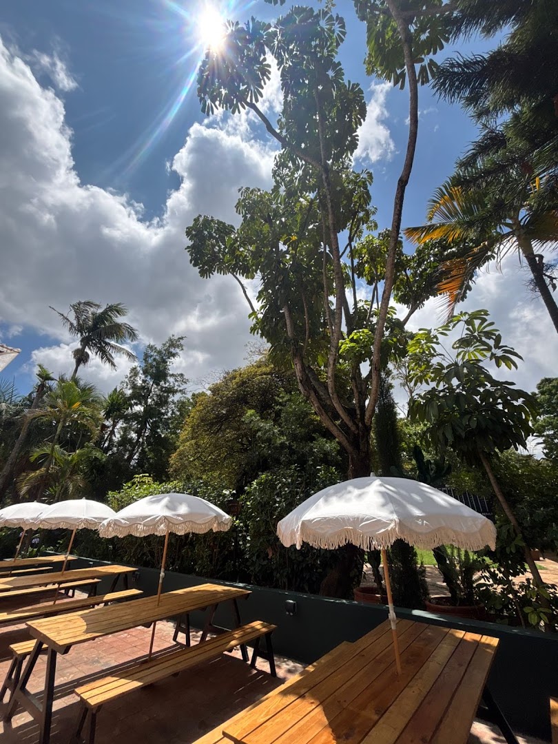 The Saddle & Boot: attractive outdoor terrace atmosphere