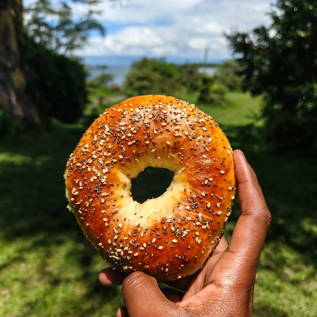 The Coffee Hut: appetizing food photo with scenery