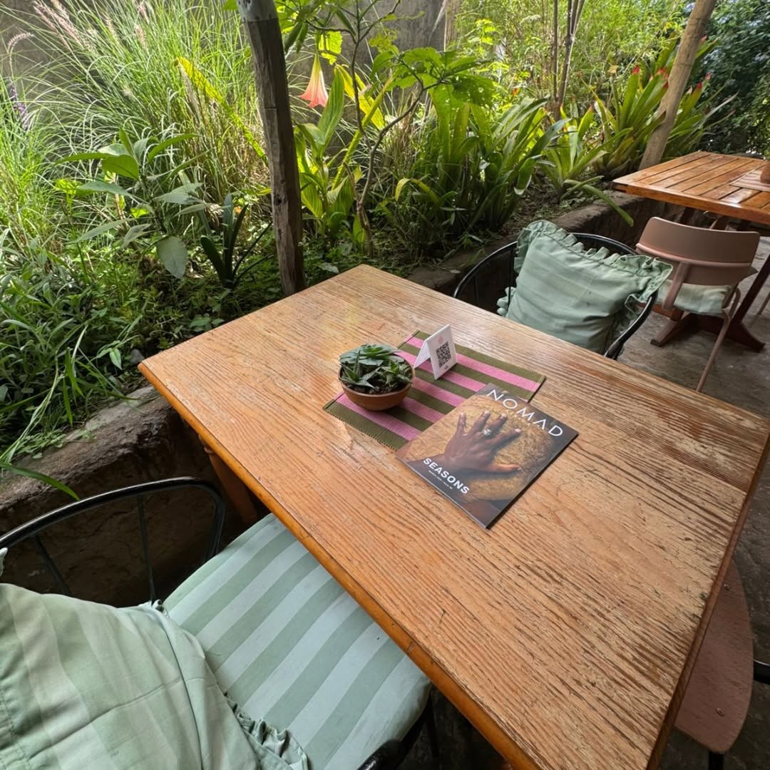 The Coffee Hut: inviting and pleasant outdoor seating