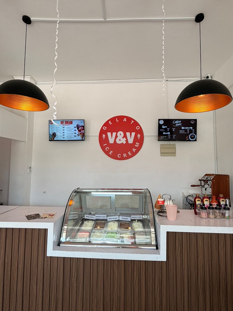 V&V Gelato Icecream: clear view of shop interior