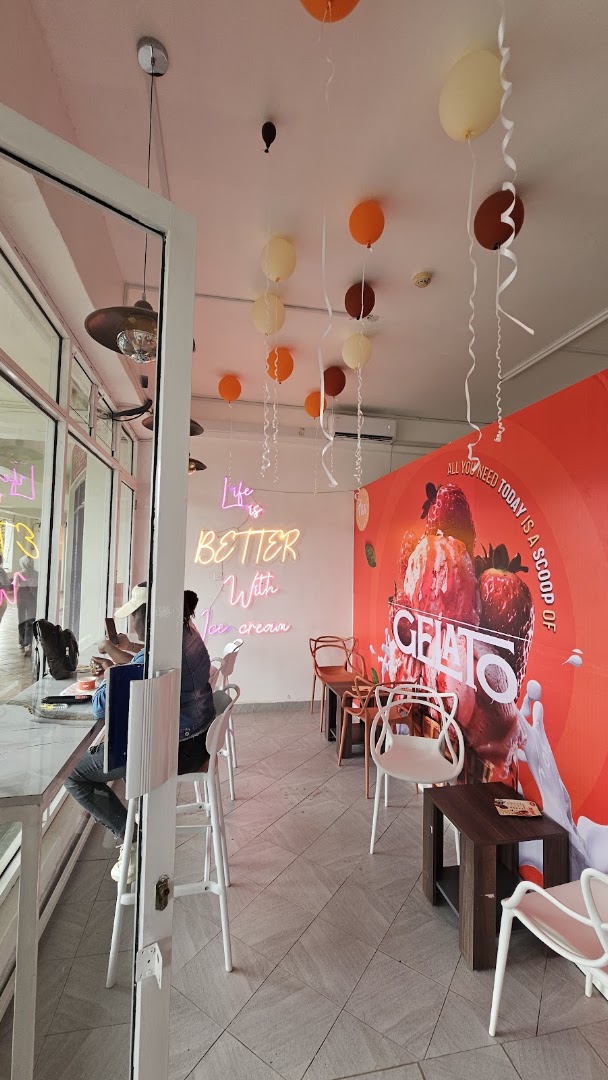 V&V Gelato Icecream: inviting interior with clear branding